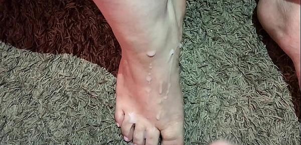  I cum all over my GF pretty feet and pink toes.